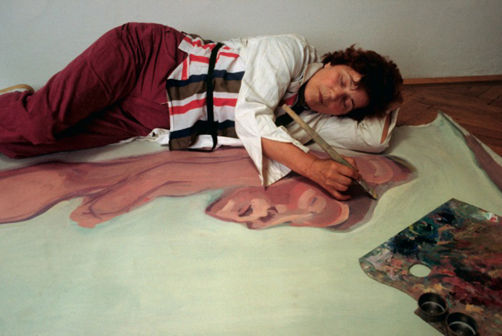 Maria Lassnig painting in her studio in Vienna, 1983, photographed by Michael Westermann. Photo © Kurt-Michael Westermann/Maria Lassnig Foundation.