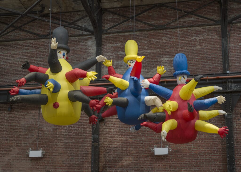 Tour de Farce: Pat Oleszko at SculptureCenter